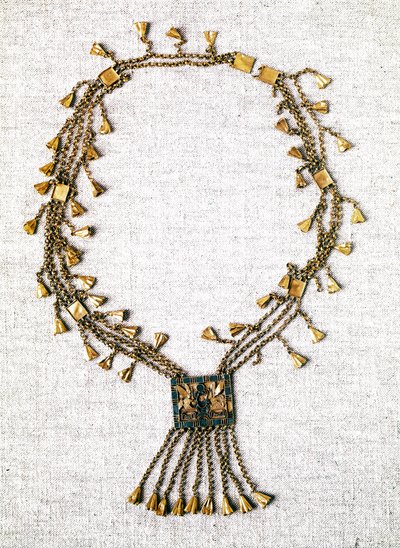 Antiquité égyptienne : collier en or du pharaon Pinedjem. XXIe dynastie (vers 1069-945). Paris, Musée du Louvre - School Egyptian