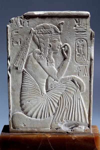 Antiquité égyptienne : petite stèle en calcaire de Ramsès II : le roi enfant est assis sur le signe de l