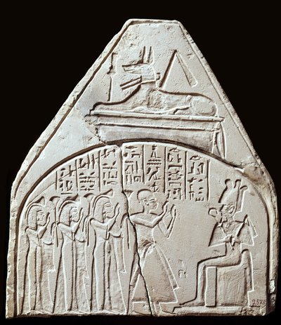 Antiquité égyptienne : fragment de stèle représentant le culte du dieu Osiris. Au-dessus, représentation d