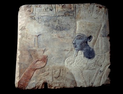 Relief du temple de Thoutmosis (ou Thoutmôsis) III à Éléphantine : Pharaon suivi d