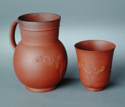 Mug et gobelet, grès rouge, décoration en relief, œuvres d