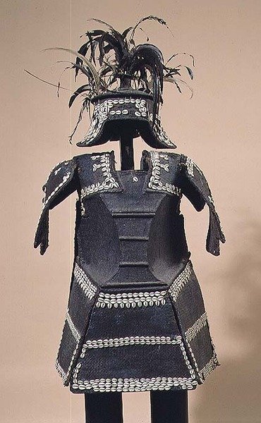 Armure Ata de Mindanao, Philippines (rotin enduit de résine et brodé de coquillages de porcelaine) - School Filipino