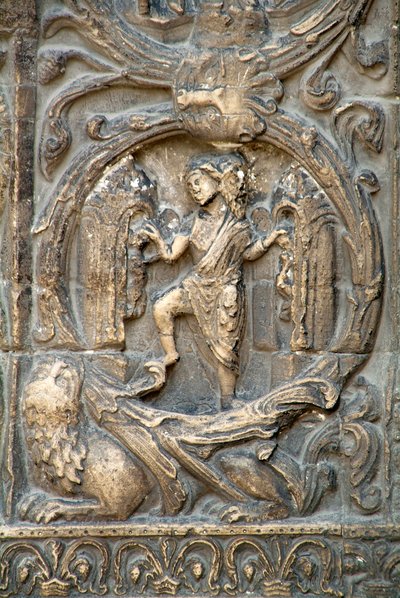 Art gothique : Piédroit du portail droit de la façade ouest de la Basilique de Saint-Denis représentant le travail des champs : Janvier. Saint-Denis, France - School French