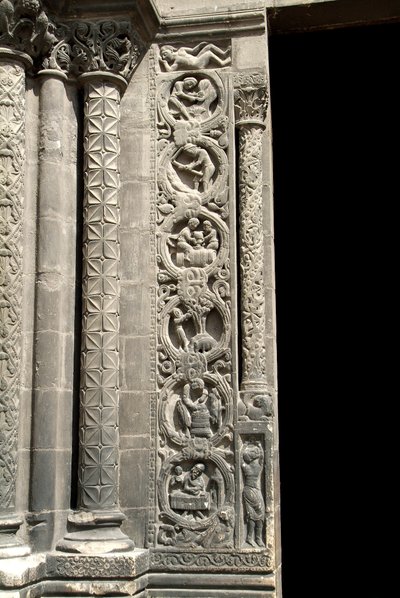 Art gothique : Piédroit du portail de droite de la façade occidentale de la basilique de Saint-Denis représentant le travail des champs (gauche). Saint-Denis, France - School French