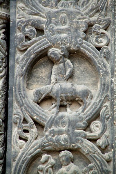 Art gothique : Piédroit du portail de droite de la façade occidentale de la basilique de Saint-Denis représentant le travail des champs : Mai. Saint-Denis, France - School French