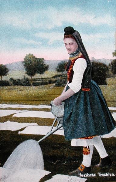 Carte postale représentant une servante de la Hesse en Allemagne lavant des vêtements, 1914 - School German