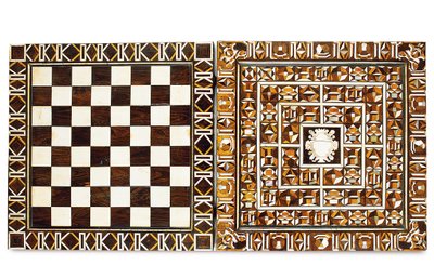 Boîte de jeux en marqueterie d