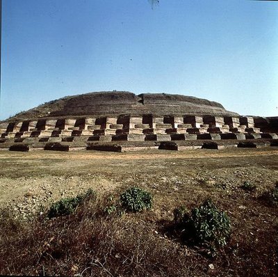 Vue du stupa de Nandangarh, censé contenir les cendres de Bouddha - School Indian