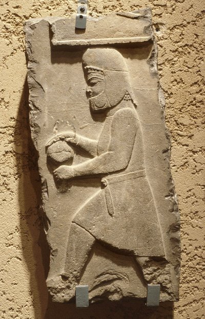Un Mède à la cour royale de Persépolis portant un vase couvert, Achéménide, c. 500 av. J.-C. - School Iranian