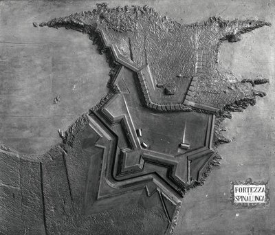 Carte en relief de la forteresse vénitienne à Spinalonga, Crète en 1619 - School Italian
