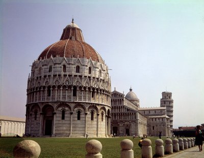 Architecture médiévale : vue du Baptistère (construit entre 1153 et 1353), du Dôme (cathédrale ou Duomo) et de la Tour (commencée en 1064) de Pise sur le Campo dei Miracoli (Piazza dei Miracoli), Italie - School Italian