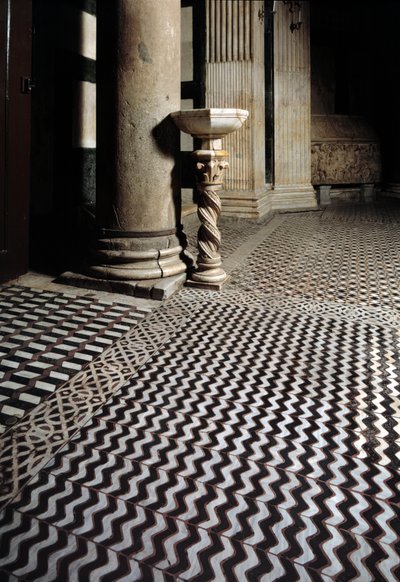 Vue du bénitier sur une colonne torsadée - School Italian