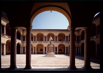 Vue de la cour avec la statue d