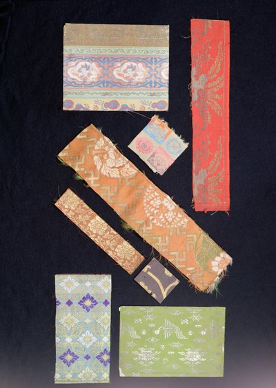 Fragments de tissu utilisés pour des ceintures obi, kimonos, costumes No et costumes Kesa pour prêtres - Japanese School