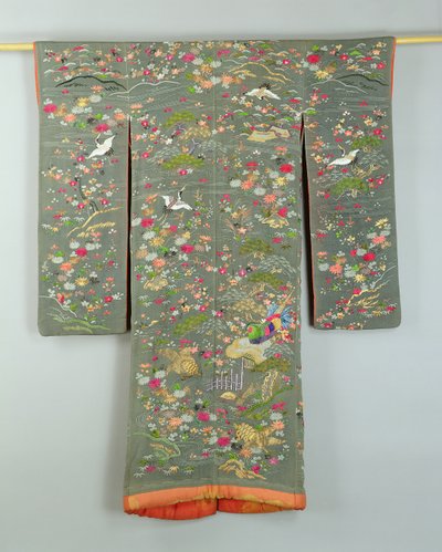 Robe grise décorée de fleurs et d