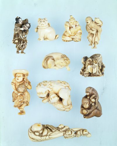 Sélection de netsuke : Ikkuha Sennin portant la prostituée de Bénarès ; chiot assis ; Abe no Yasuneri tenant un bébé ; Gamma Sennin ; cheval couché ; guerrier maîtrisant un bœuf en fuite ; Hollandais debout tenant un coq à longue queue ; singe assis tenant - Japanese School