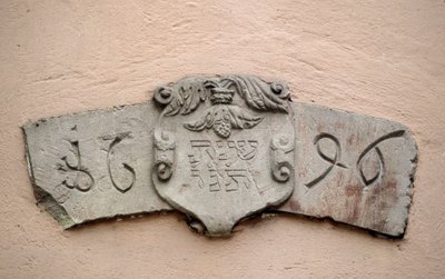 La ruelle des Juifs à Obernai (67). Lieux de culte : inscription portant une date hébraïque et la date correspondante de l