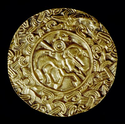 Archéologie du Moyen Âge : art barbare de Lombardie : disque en or. Au centre, un saint à cheval avec une lance et autour des motifs animaliers. Art lombard, vers 600. Italie, Cividale del Friuli, Musée Archéologique - School Lombard