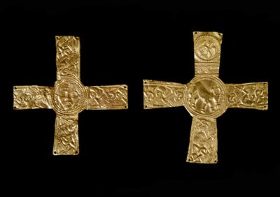 Archéologie du Moyen Âge : croix pectorales en feuilles d