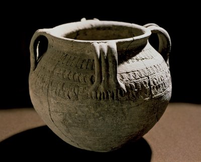 Archéologie du Moyen Âge. Art barbare de la Gaule : vase en céramique incisée. France, période mérovingienne, 8ème siècle. Strasbourg, Musée d