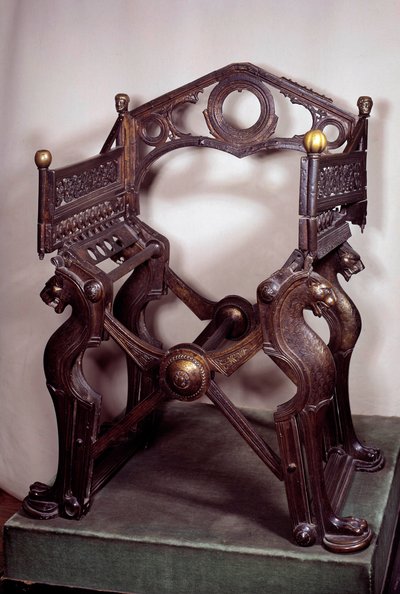 Art mérovingien : fauteuil ou trône de Dagobert I (602/605-638). Fabriqué en bronze doré au 7e-9e siècle. Trésor de l