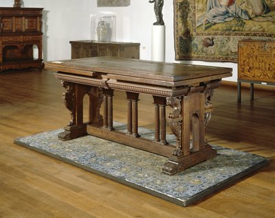 Table en noyer avec tiroirs sur cadre en chêne avec colonnes toscanes, 1550-1600 - School Netherlandish