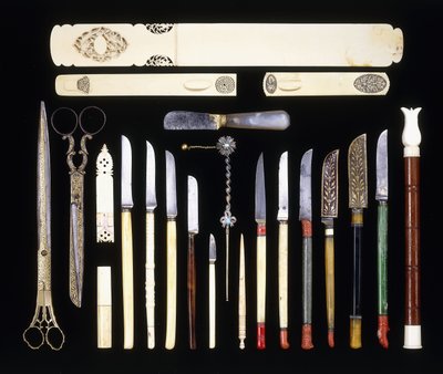 Groupe de vingt-deux instruments de scribe ottomans, comprenant onze couteaux, un tourne-page, des ciseaux, un couteau à papier, une boîte en ivoire - School Ottoman