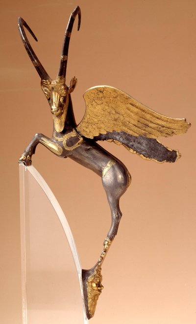 Poignée cérémonielle : bouquetin ailé en argent, incrusté, or. Période perse achéménide (6e-4e siècle av. J.-C.), provenant d