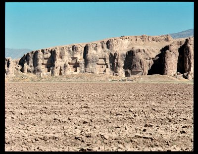 Vue de la nécropole et des quatre tombes appartenant aux rois achéménides, de gauche à droite, Arius II, Artaxerxès I et Darius I le Grand - School Persian