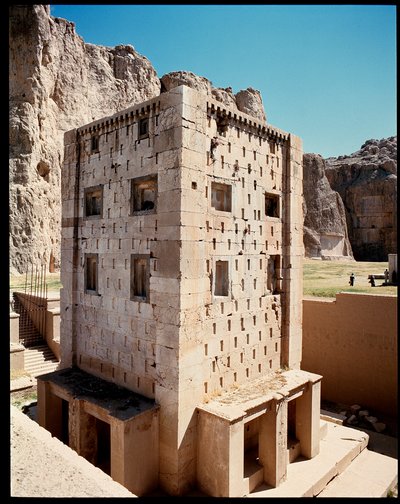 Vue de la Nécropole et des tombes appartenant aux rois achéménides, et le Cube de Zoroastre (Ka