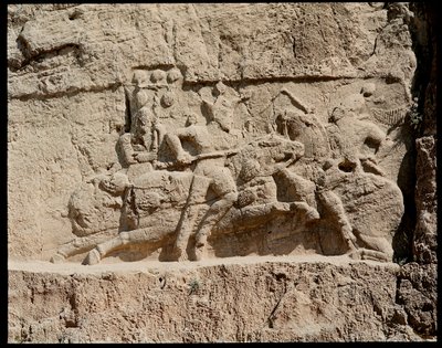 Vue de la nécropole et des tombes appartenant aux rois achéménides, relief représentant des scènes de bataille - School Persian