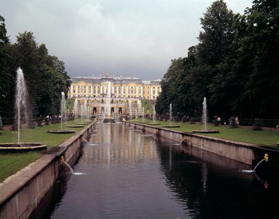 Vue de la grande cascade du château de Peterhof, réalisée sous Pierre le Grand près de Saint-Pétersbourg, Russie - School Russian