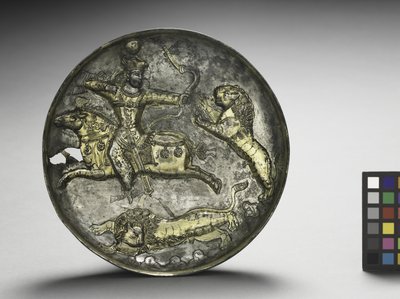 Plat : Roi Hormizd II ou Hormizd III chassant des lions, 400-600 - School Sasanian
