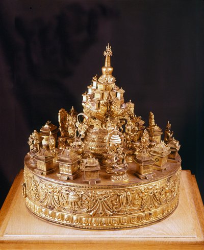 Mandala tibétain : pièce rare en bronze doré sculpté. Le mandala est une vue du cosmos divin, au centre duquel se trouve le mont Merou, une montagne surmontée du palais du dieu suprême Indra et entourée de quatre continents - Musée Guimet, Paris - School Tibetan