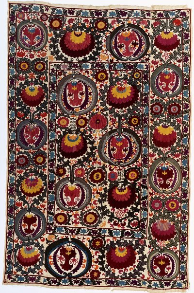 Un susani, le fond en lin blanc travaillé en soies de couleurs vives, vers 1900 - School Uzbek