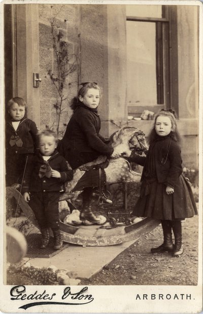Groupe de jeunes enfants et leur cheval à bascule - Scottish Photographer