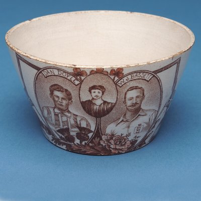 Bol souvenir Angleterre contre Écosse (céramique) - Scottish School