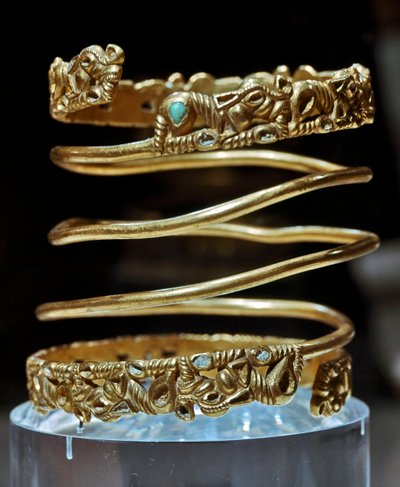 Bracelet en or et turquoise de la tribu des Sarmates, 2e siècle av. J.-C. - 3e siècle ap. J.-C. Saint-Pétersbourg, Musée de l