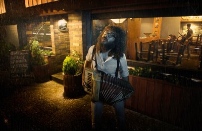 Le musicien de la nuit pluvieuse - See Plus