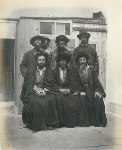 Groupe de 7 Juifs polonais dans la cour de l