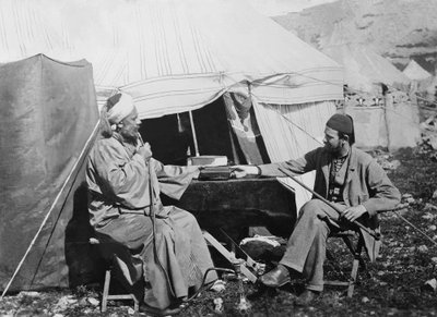 Yakub es Shellaby, présentant au capitaine C. Warren un livre de prières samaritaines pour l