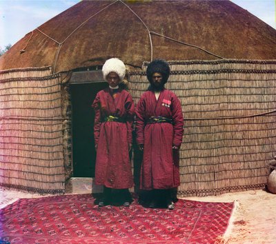 Deux hommes debout sur un tapis, devant une yourte - Sergei Mikhailovich Prokudin Gorskii