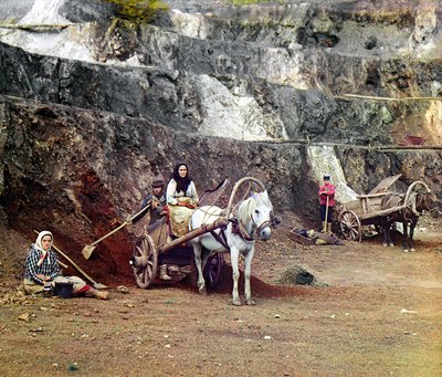 Travail à la mine de Bakalskii : une famille, avec des pelles et des charrettes tirées par des chevaux, travaillant aux mines de fer dans les collines de Bakaly, Empire russe, 1910 - Sergey Prokudin Gorsky
