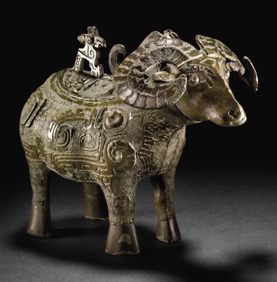 Vase à vin rituel en forme de bélier, Gong - Shang Dynasty Chinese School