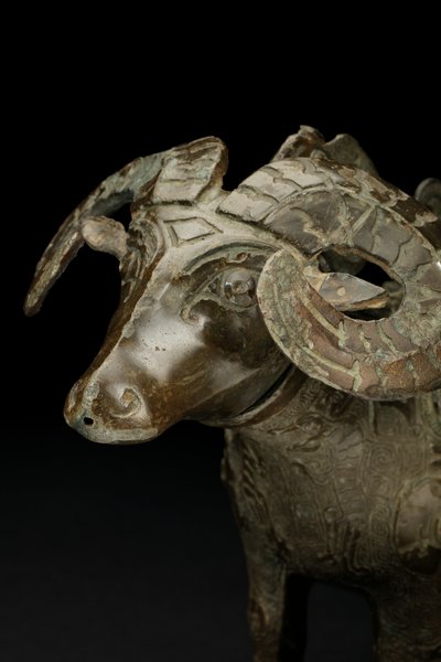 Vase à vin rituel en forme de bélier, Gong - Shang Dynasty Chinese School
