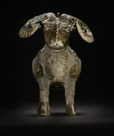 Vase à vin rituel en forme de bélier, Gong - Shang Dynasty Chinese School