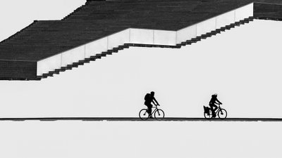 Cyclistes en silhouette sur les escaliers - Shanrui Ren