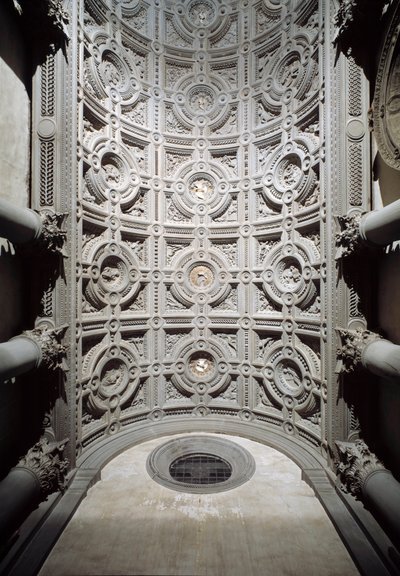 Vue intérieure du plafond voûté du vestibule de l