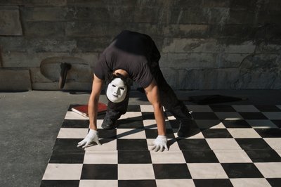 France, Paris : Artiste de rue le long de la jetée de la Seine, 2022 - Sisse Brimberg