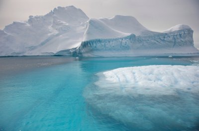 Icebergs flottant sur la péninsule antarctique, 2022 (photo) - Sisse Brimberg